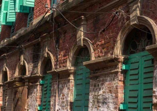 तस्वीर में सिविल लाइंस क्षेत्र का दृश्य दिखाया गया है, जहां पुराने ब्रिटिश दौर के ढांचे और आधुनिक इमारतों का मिश्रण नजर आता है।