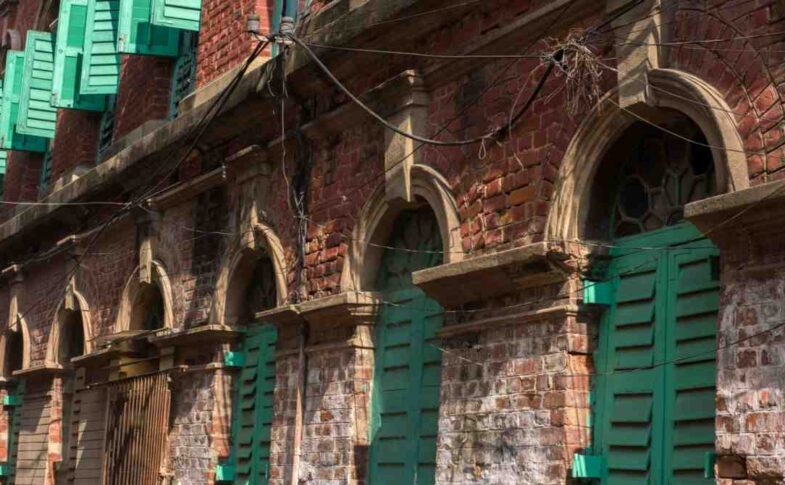 तस्वीर में सिविल लाइंस क्षेत्र का दृश्य दिखाया गया है, जहां पुराने ब्रिटिश दौर के ढांचे और आधुनिक इमारतों का मिश्रण नजर आता है।