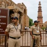 दिल्ली के कुतुब मीनार परिसर स्थित कुव्वत-उल-इस्लाम मस्जिद में बढ़ी सुरक्षा व्यवस्था और निगरानी करते सुरक्षाकर्मी।