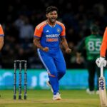 बेलफास्ट में खेले गए IND vs IRE 2nd T20I मैच का दृश्य, जिसमें संजू सैमसन और अभिषेक शर्मा के जल्दी आउट होने तथा प्रिंस यादव की शानदार गेंदबाजी को दर्शाया गया है।