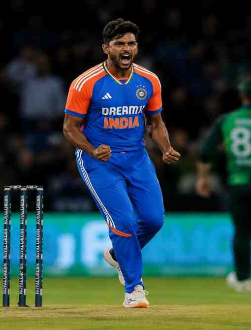 बेलफास्ट में खेले गए IND vs IRE 2nd T20I मैच का दृश्य, जिसमें संजू सैमसन और अभिषेक शर्मा के जल्दी आउट होने तथा प्रिंस यादव की शानदार गेंदबाजी को दर्शाया गया है।