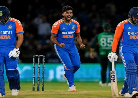 बेलफास्ट में खेले गए IND vs IRE 2nd T20I मैच का दृश्य, जिसमें संजू सैमसन और अभिषेक शर्मा के जल्दी आउट होने तथा प्रिंस यादव की शानदार गेंदबाजी को दर्शाया गया है।