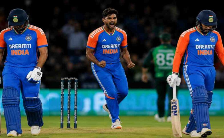बेलफास्ट में खेले गए IND vs IRE 2nd T20I मैच का दृश्य, जिसमें संजू सैमसन और अभिषेक शर्मा के जल्दी आउट होने तथा प्रिंस यादव की शानदार गेंदबाजी को दर्शाया गया है।