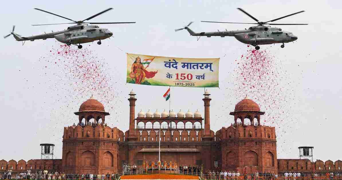 लाल किले पर Mi-17 पुष्पवर्षा