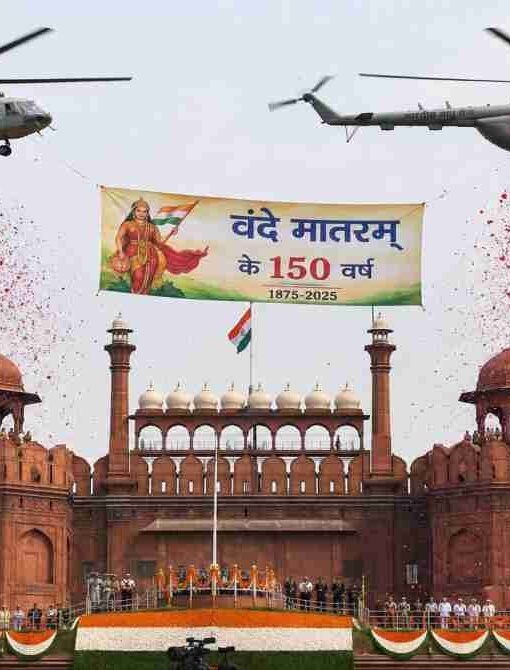 लाल किले पर Mi-17 पुष्पवर्षा