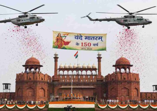 लाल किले पर Mi-17 पुष्पवर्षा