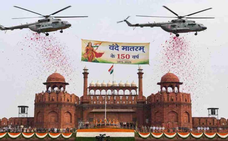 लाल किले पर Mi-17 पुष्पवर्षा