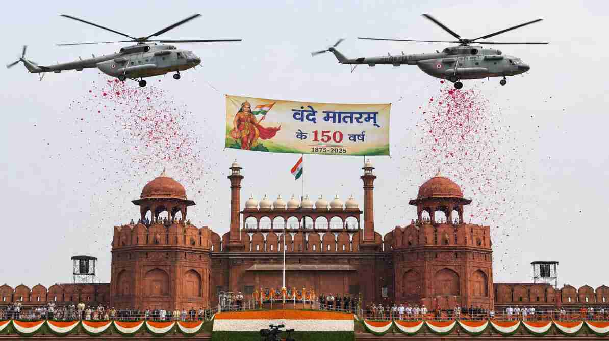 लाल किले पर Mi-17 पुष्पवर्षा