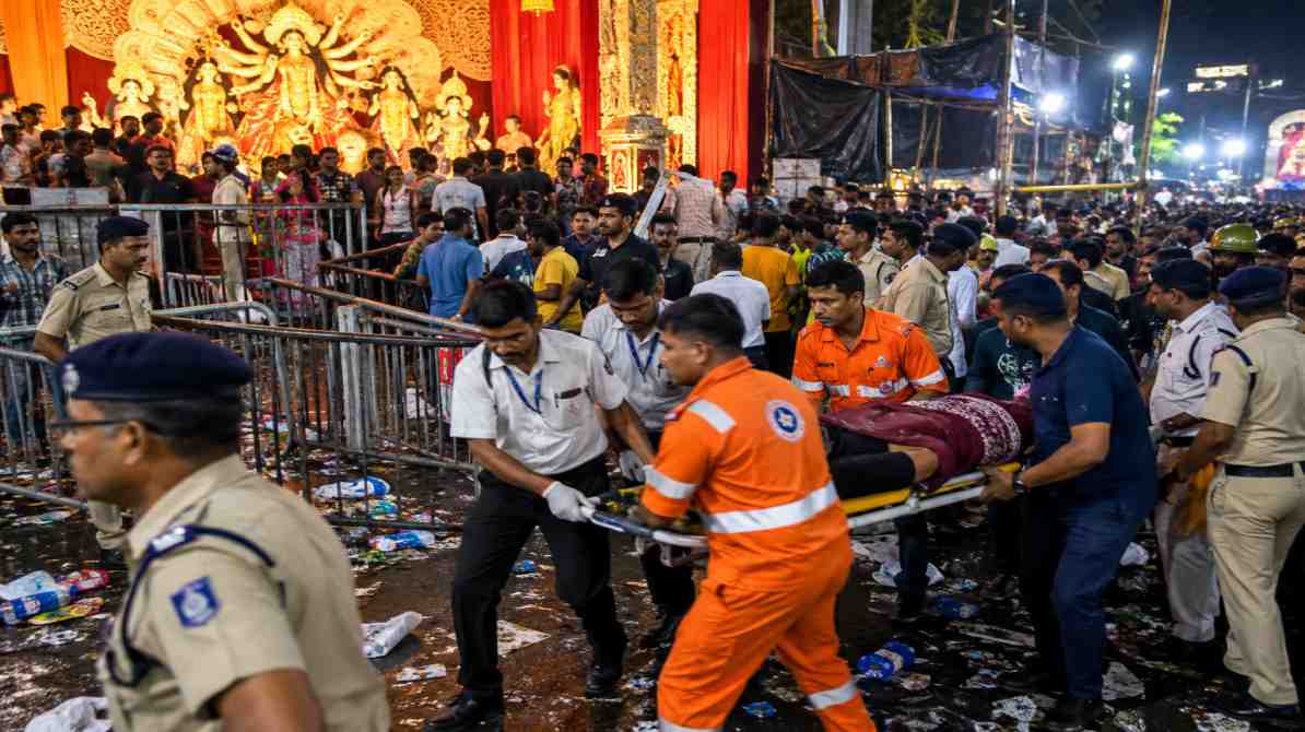 कोलकाता दुर्गा पूजा पंडाल भगदड़: भारी बारिश के बीच मची अफरा-तफरी, 19 की मौत
