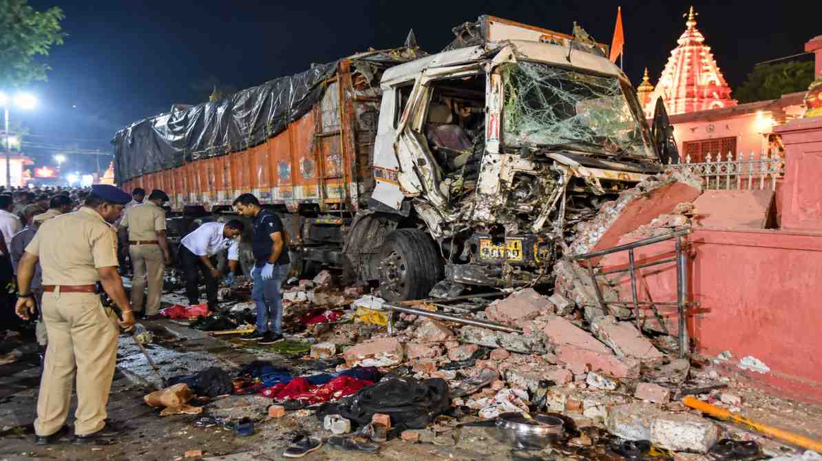 ग्वालियर ट्रक हादसा: श्रद्धालुओं पर चढ़ा बेकाबू ट्रक, 15 लोगों की मौत की रिपोर्ट